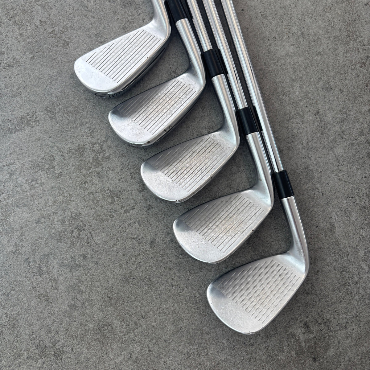 TaylorMade P790 (6–P) - Stiff – begagnad golfklubba – bild 3